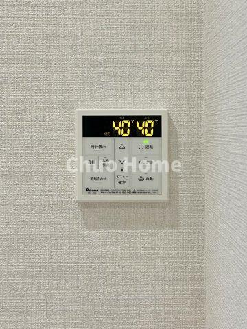 【給湯リモコン】外での一日を忘れさせてくれるオートバス機能でお好みの湯量・温度に調整された浴槽。