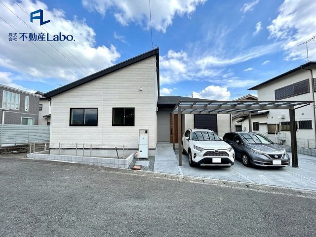 新築平屋住宅の登場です！！駐車場も3台以上おける庭付き物件です♪　※外構、車はCGでイメージです。追加工事できます♪　