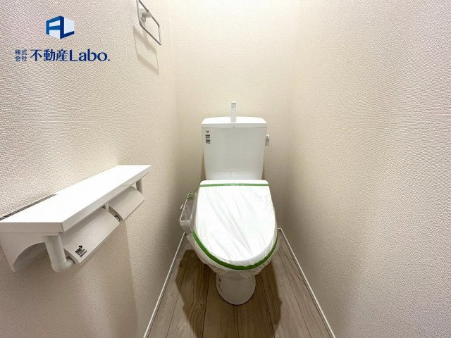 ●玄関横トイレ●　平屋でもトイレは2ヵ所にあり♪家族が多いと安心ですね♪