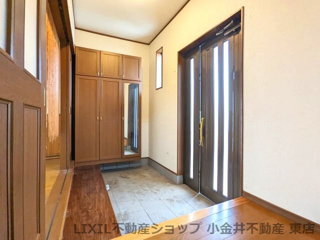 家の顔である玄関に贅沢なゆとりを。大人数が集まっても窮屈さがなく、急な来客も笑顔で迎えられる安心の設計です。ベビーカーや趣味の荷物も置ける広々とした空間が、日々の暮らしと心にゆとりをもたらします。