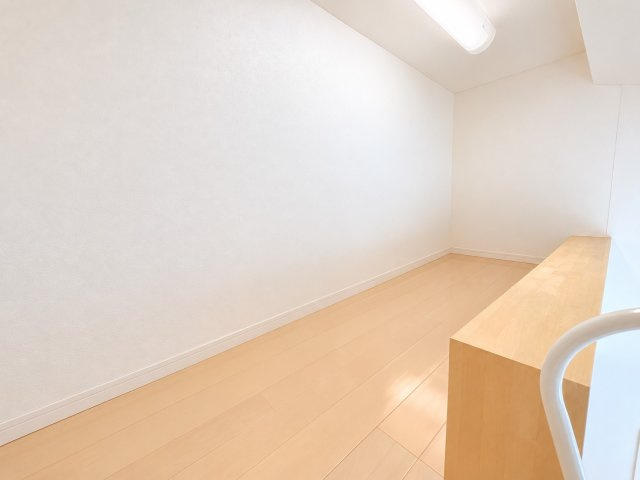 居住空間を有効活用できる便利なロフトスペース。天井の形状を生かした奥行きある空間で、普段使用しない季節用品や思い出の品などを整理する収納場所として活用できます。居室とは別に収納スペースを確保できます。