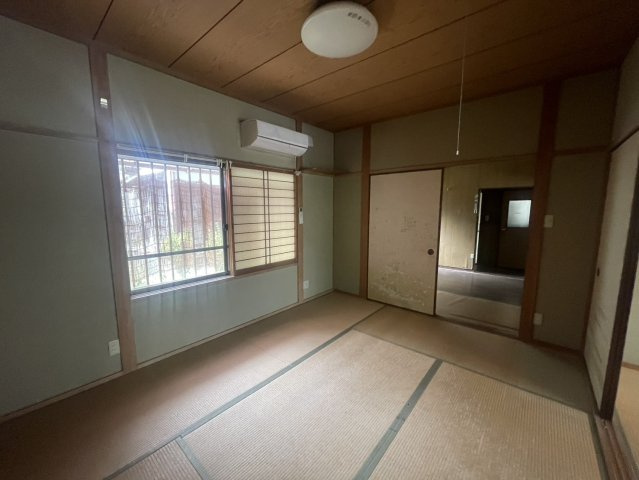 窓から自然光が差し込む1階の和室。畳敷きの落ち着いた空間で、居間や寝室、客間など幅広い用途に活用できます。隣接する和室とも行き来でき、生活スタイルに合わせて使い分けしやすい間取りです。
