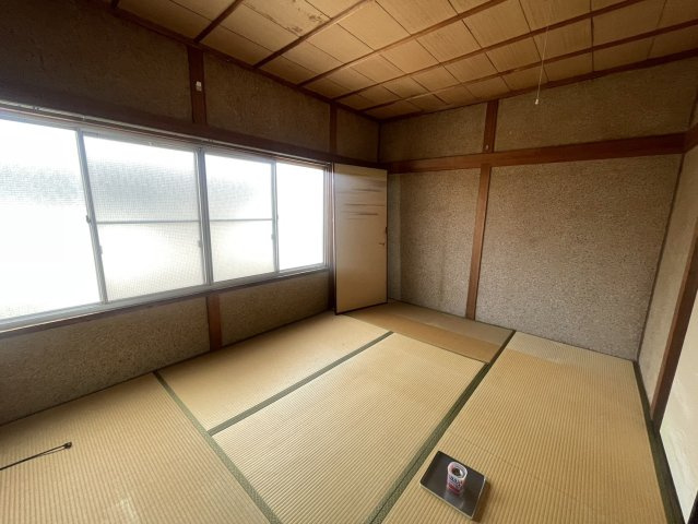 大きな窓を備え、自然光をたっぷり取り込みやすい2階の和室。畳敷きの落ち着いた雰囲気があり、寝室や個室、くつろぎのスペースなど幅広く活用。窓が広く設けられているため、明るさと開放感を感じられる空間。