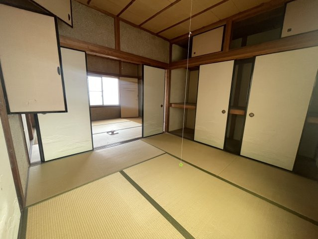 押入や収納スペースを豊富に備えた2階の和室。衣類や寝具、季節用品などを整理しやすく、居室部分をすっきり使えます。隣接する和室とは続き間になっており、用途に応じて一体的に利用できます。