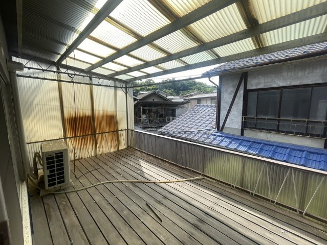 ゆとりある広さが魅力のバルコニー。屋根が設けられており、洗濯物を干すスペースとしても活用しやすい造り。奥行きと横幅が確保されているため、日々の家事にも便利。2階ならではの開放感を感じられるスペース。
