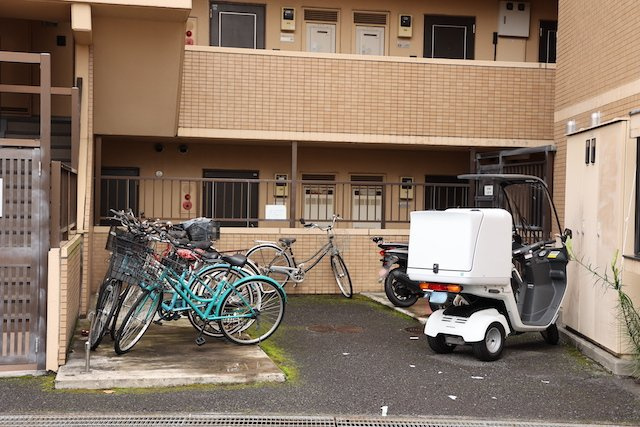 マンションによっては、駐輪場も2段ラック式を採用しているところもあります。2段ラック式の場合、自転車を置くスペースは確保できますが、上の段になると出し入れが面倒になるため自分に合った物を選びましょう。