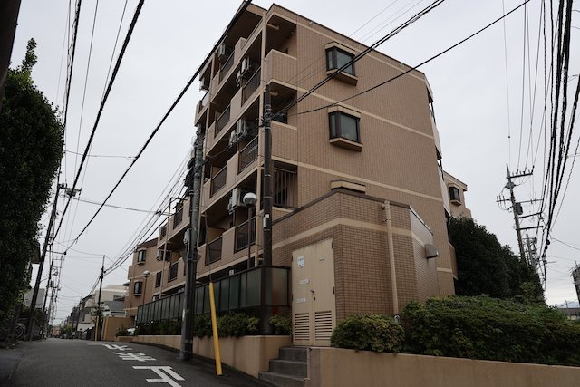 共有部分は、住民なら誰もが使える設備のこと。例えば駐車場やエレベーター、インターネット設備、セキュリティ設備などがあります。他にも、マンションの廊下・外部階段やエントランス・ゴミ置き場などがあります。