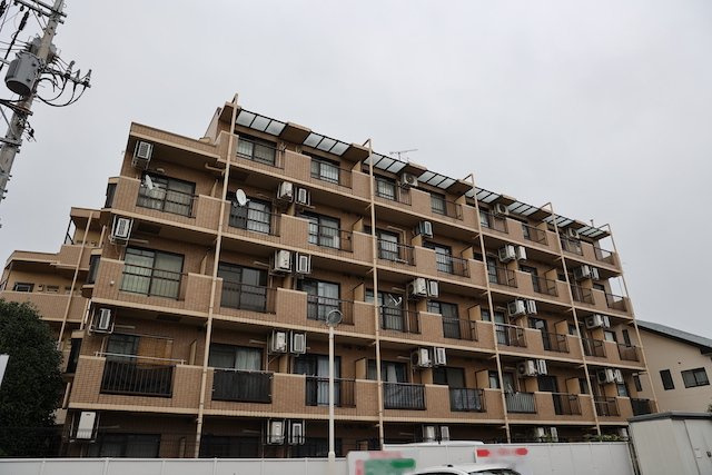 外観はマンション管理がされているかの目安になります。築年数が古いと、壁面は劣化してひび割れが生じることも！建物が古びていても細かいところが修繕されていると、きちんと管理されているなぁと感じるでしょう。