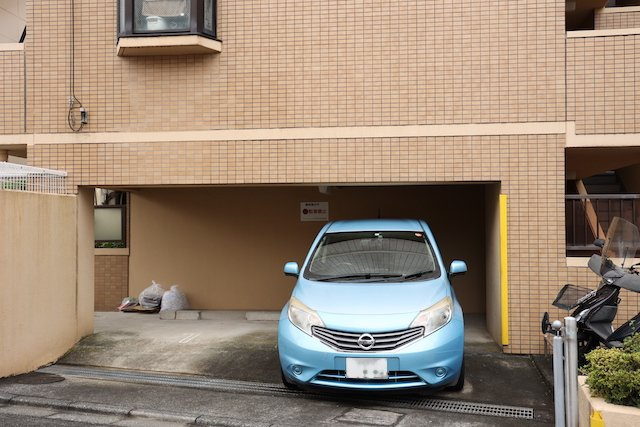 駐車場と明記されていても、最小スペースでつくられた駐車場だと大型車は駐車できなかったり、出入りしにくくなったりする可能性があります。お車のサイズと購入したい物件の駐車場のサイズを現地で確認しましょう。