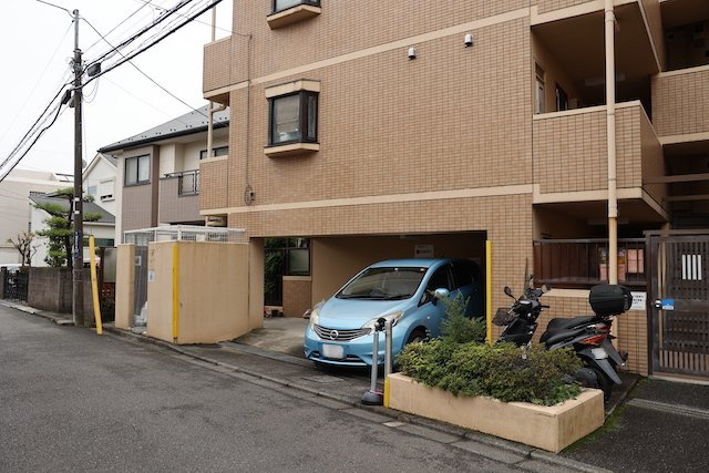 車一台あたりに必要なスペースは、標準サイズの普通自動車で横幅2m50cm、長さ5mは必要になります。ただし、乗降のことも考慮して横幅3m30cm、長さ5m50cmほどは確保できるところを選びましょう。