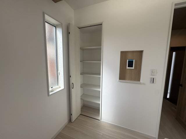 キッチン横の収納がございます。　パントリーとしてご利用ください。