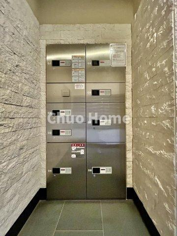 【宅配ボックス】在宅時・不在時に関わらず、居住者の代わりに非対面で宅配物を受け取ってくれる便利な設備です。わかりやすくご説明致しますので見学時にはお部屋だけではなく共用部分もぜひチェックしてください。