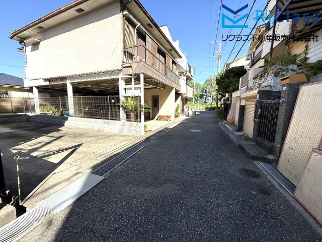 前面道路含む現地写真です