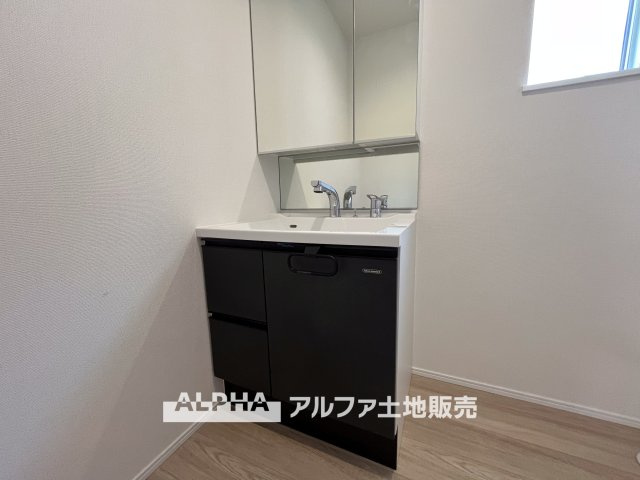 【Laundry　space】　◆ランドリースペース◆広々した空間で雨の日でも十分に洗濯物を乾かすことが出来ます。バスルームには浴室換気乾燥機も付いているので重宝しますね。