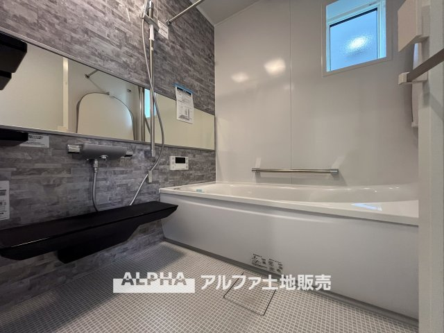 【Bath　room】　◆バスルーム◆一日の疲れをゆっくり癒せる落ち着いたバスルーム。浴室乾燥機付きで天候を気にせず洗濯でき、毎日の暮らしにも便利な空間です。