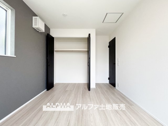 【multi　room】　◆多用途に使える一室◆収納やワークスペースとしても活用できる洋室。家族構成やライフスタイルに合わせて柔軟に使える空間です。
