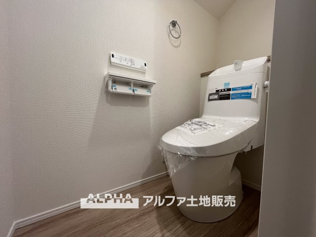 【Warm　water　flush　toilet】　◆温水洗浄便座付きトイレ◆お掃除も楽々。快適に過ごすためには今や欠かせない設備の一つです。壁掛けリモコンで使いやすくいつでも清潔に保てます。