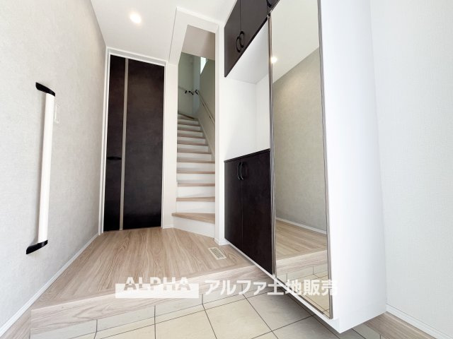 【Welcome　Space】　◆玄関◆帰宅時にほっとできる、穏やかな空気感の玄関。整った空間が日々の切り替えを自然にサポートし、来客時にも好印象を与えます。