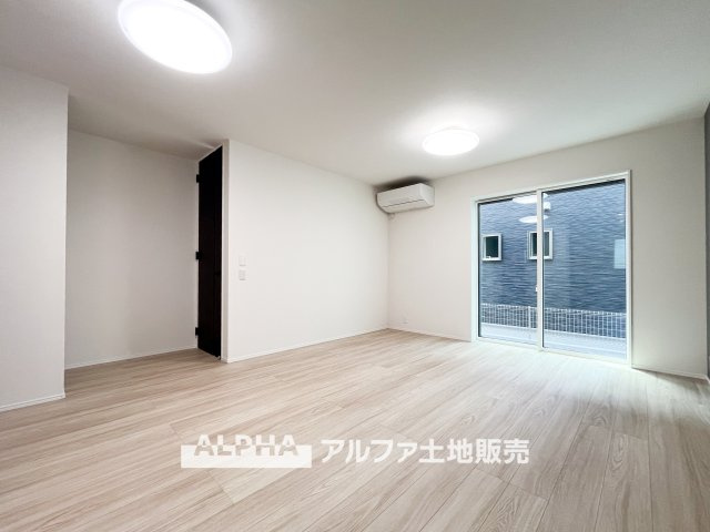 【A　place　that　feels　right】◆自然と人が集まる◆　広がりを感じる住空間と、手触りのある落ち着いた雰囲気。　ここで重ねる毎日が、暮らし方そのものを静かに変えていく。