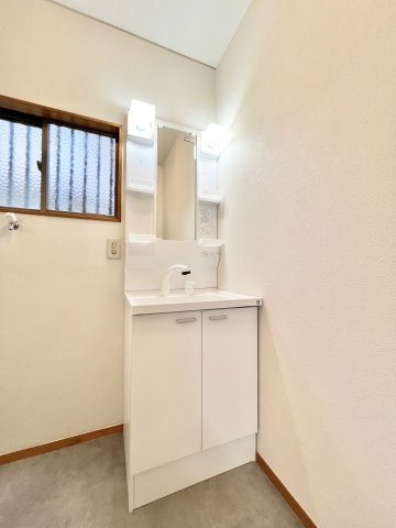 忙しい朝の身支度に便利なシャンプードレッサー付き洗面化粧台　
