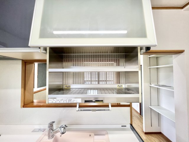 キッチン上部に電動収納棚がついておりますので、食器の出し入れが　簡単です。