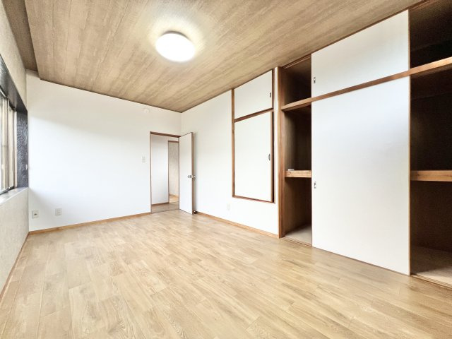 7.5帖の洋室！！　収納たっぷり2面採光で日当たり、風通りが心地良い空間です。