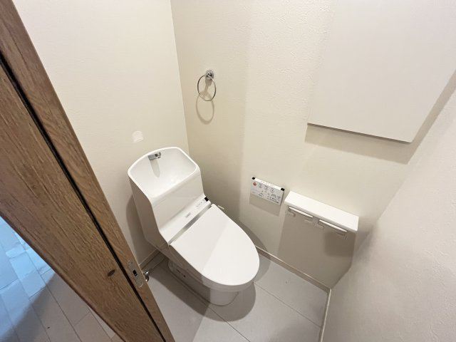 トイレは嬉しい温水洗浄便座機能付き