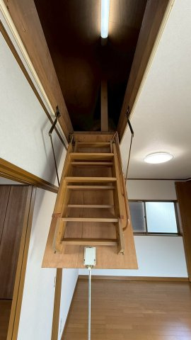 屋根裏収納