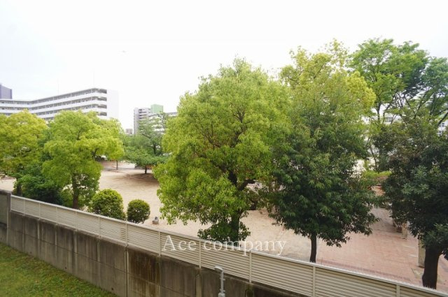 南向きバルコニー☆2階部分ですが、向かいが公園（鴫野公園）のため陽当り良好です☆