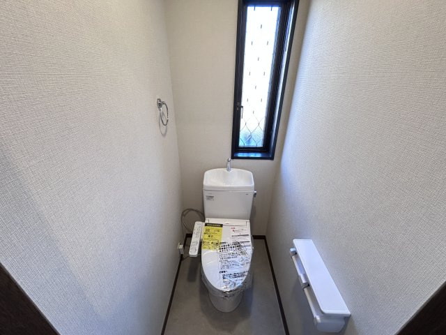 1階トレイ。コンパクトで使いやすいトイレは温水洗浄便座機能付き。トイレにも窓がついているのでこもりやすい臭いも気になりません。