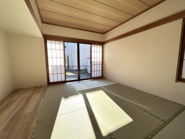 1階和室部分は押し入れ、和室、床の間が揃った8帖の空間。和室はお子様のお昼寝スペースや、来客時にも重宝します。
