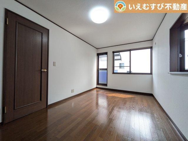 2面採光で明るい居室　たっぷりの採光で自然光の差し込む明るいお部屋！新生活を想像すると楽しみが増しますね♪