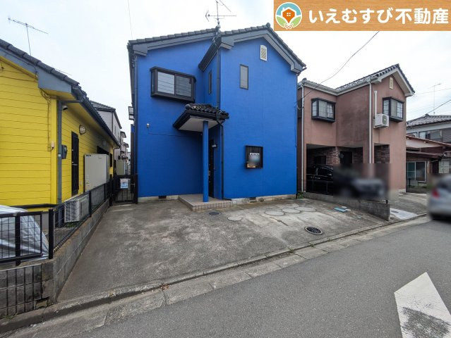 2台駐車可能なスペース完備　しっかり舗装してある駐車スペースで天気が悪く足元が悪い日でも乗り降りしやすい♪