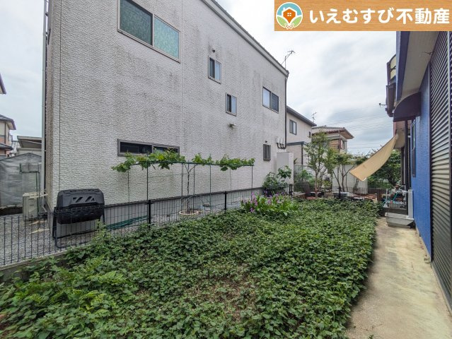 ガーデニングが楽しめそう　リビングからお庭が望めるのでガーデニングで緑あふれる景色を作るのも楽しみ♪
