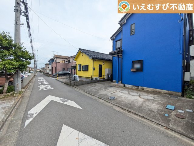 充分な広さの前面道路　間口が広くお車の出し入れも問題なく行えるスペースが確保されています♪