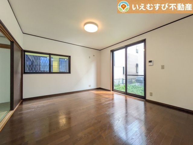 開放感と家族との距離感にこだわったＬＤＫ　採光たっぷりのリビングで休日には家族みんなでくつろげそうですね♪