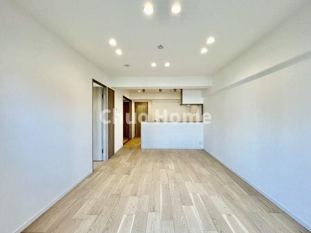 【エントランス】マンションのエントランスは、その物件の印象を決める、顔とも言える場所です。毎日通る場所ですからきれいなのが良いです。エントランス内はオートロックですので暮らしの安全も確保されています。