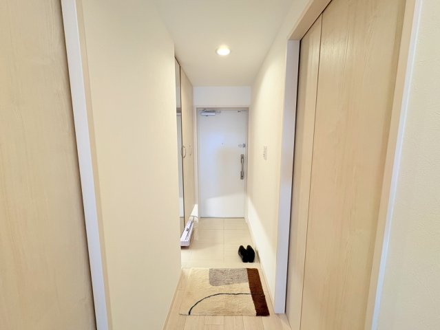 玄関は奥行きがあり、住まい全体へ続く一直線の動線が開放感を演出します。大型のシューズボックスを備えており、ご家族分の靴やアウトドア用品などもすっきり収納可能です。来客時にも玄関まわりを美しく保てます。