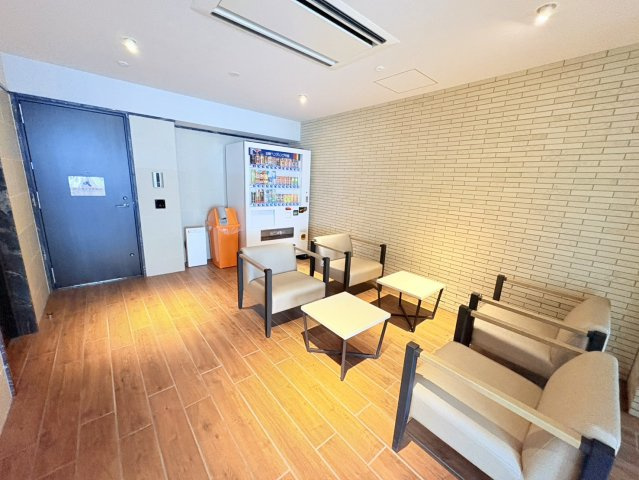 マンション内には、落ち着いた雰囲気のラウンジスペースを設けています。来客時の待ち合わせやご家族との待機スペースとして利用しやすく、高級感のある内装がホテルライクな暮らしを演出してくれます。