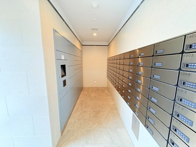 共用部には宅配ボックスを完備しており、不在時でも荷物を受け取れるため、忙しいご家庭や共働きの方にも便利です。メールボックスも整理されたレイアウトとなっており、毎日の郵便物の受け取りもスムーズです。