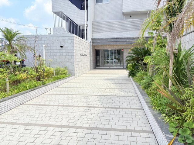 植栽が美しく配置されたエントランスアプローチは、住まう方や訪れる方を上質な雰囲気で迎えてくれます。ゆとりあるアプローチは高級感を感じさせ、毎日の帰宅が楽しみになるような住まいの顔となっています。