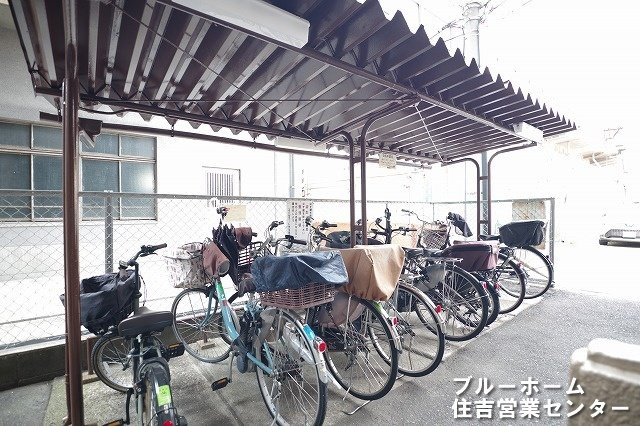 屋根付きの駐輪場がございます！