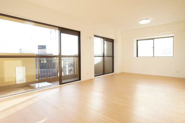角部屋住戸で昼間はライト無しでも明るい雰囲気です♪