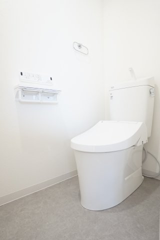 温水洗浄便座付きトイレ交換済み！節水型です♪