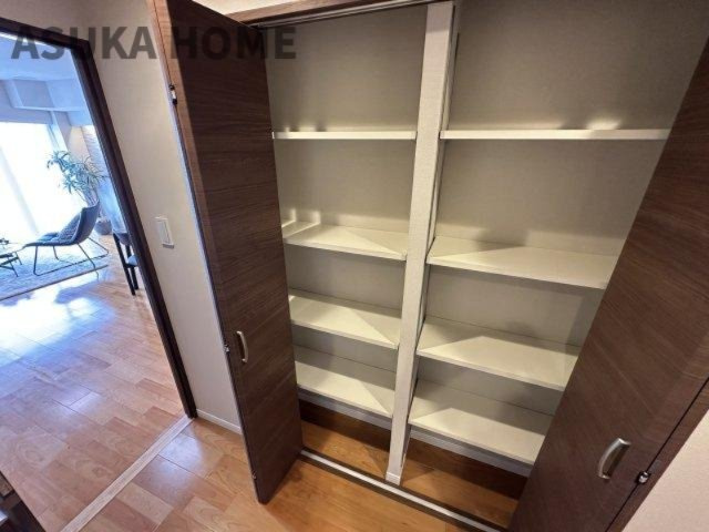 ストック品の収納に便利な廊下収納です。稼働棚なので背の高い物の収納も◎
