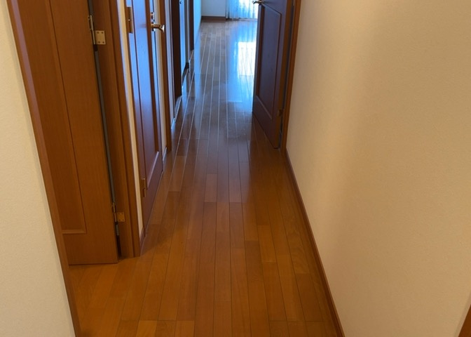 フローリング仕様の綺麗な内装空間です。6階部分のお部屋は通風良好で快適に過ごせます。室内にはTVモニタ付インターホンや床暖房、高速ネット対応など日常生活を快適かつ安全に彩る設備が充実しています。