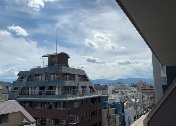 12階建ての6階部分からの眺望です。周囲の景色を見渡せる開放的なロケーションで、南向きならではの心地よい陽光と風を体感していただけます。バルコニーへ出れば、広がる空を眺めて爽やかにリフレッシュできます