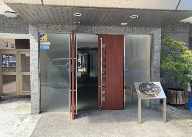 オートロックや防犯カメラを完備した安心のエントランスアプローチです。不在時にも荷物を受け取れる便利な宅配ボックスも設置されています。清潔に保たれた共用部で、住民の方を心地よく出迎えてくれます。