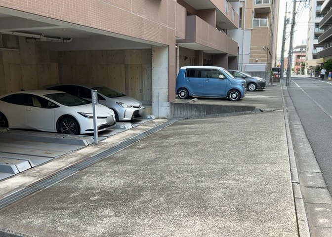 敷地内には駐車場が完備されており、お車をお持ちの方にも便利な環境です。八王子市八日町の平坦地に位置するため、周辺道路への出入りもしやすく、日々の買い物や休日のお出かけなどドライブもスムーズです。