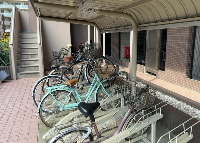 敷地内には屋根付きの駐輪場が整えられており、自転車を雨から守り大切に保管できます。近隣のスーパーや「八王子」駅周辺の商業施設へのお買い物時にも自転車を活用しやすく、快適な暮らしをサポートします。